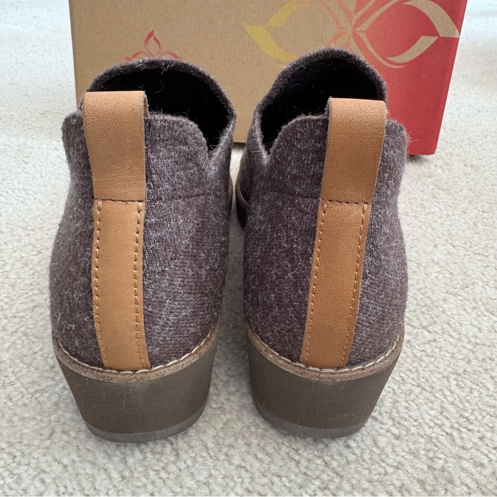 $105 NIB Comfortiva Fields Dark Brown Knit Slip-On Wedge Booties Memory Foam 10